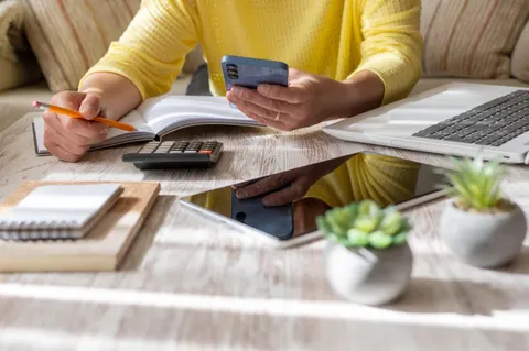 How to Build Good Financial Habits in Your 20s & 30s
