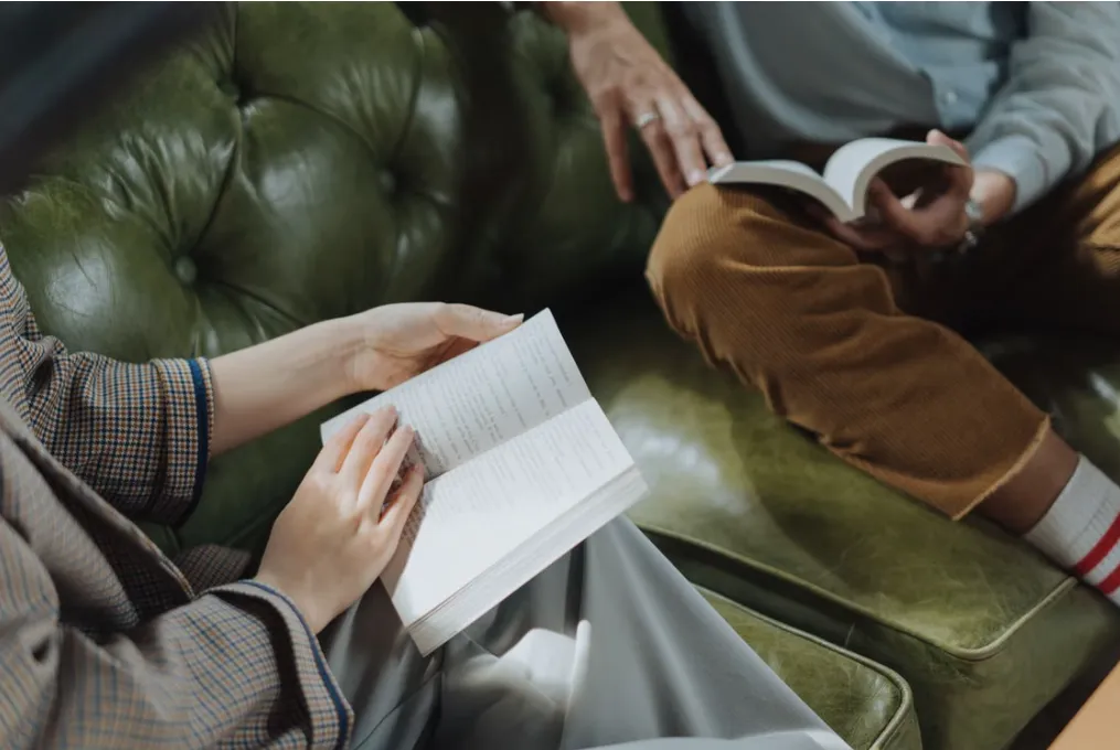 Psychology Books vs Body Language Books: What Actually Helps You Understand People Better