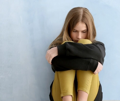 Anxiety in Teenage Girl Symptoms: What Parents Miss