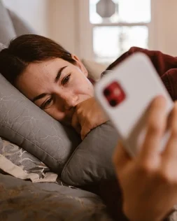 How to Deal with Long Distance Relationship Anxiety: The 3-Step Pause That Saved My Relationship