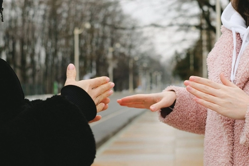 What Body Language Signals Availability: How to Read Interest Without Guessing