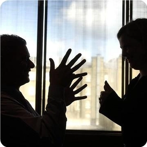 What Body Language Signals Availability How to Read Interest Without Guessing
